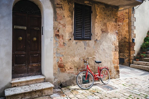 Bicicleta abandonada en la calle italiana en la antigua Toscana — Foto de Stock