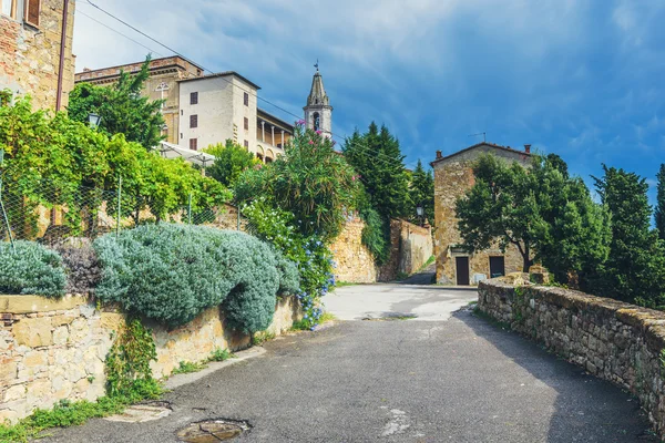 Ortaçağ T İtalyan köyünde çiçekler arasında geçiş — Stok fotoğraf