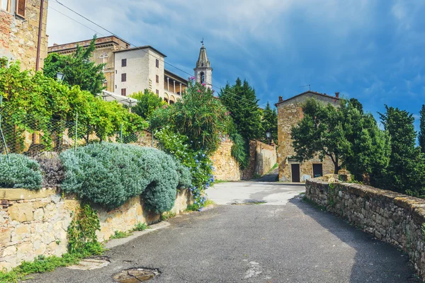 Průchod mezi květy v italské vesnici středověké T — Stock fotografie