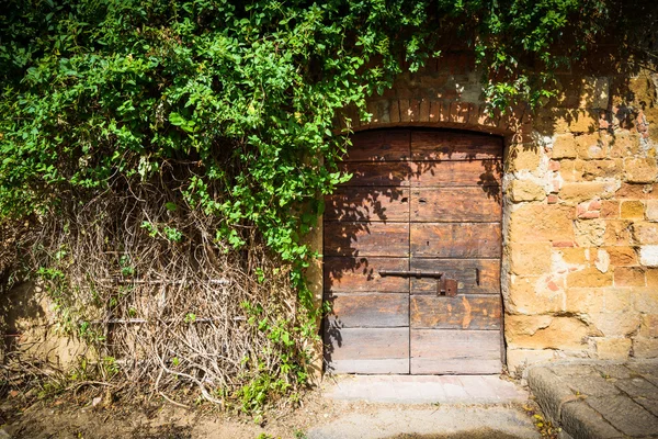 Gamla förstörde dörren till toskanska hem — Stockfoto