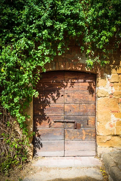 Oude vernietigd deur naar het Toscaanse huis — Stockfoto