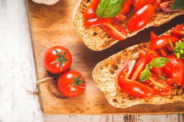 İtalyan starter, bruschetta Sicilya kırmızı taze domates ile bir