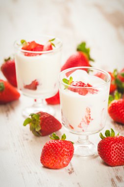 Kabarık ve vitaminler sağlıklı çilek beyaz tahta üzerinde tam