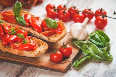 İtalyan starter, bruschetta Sicilya kırmızı taze domates ile bir