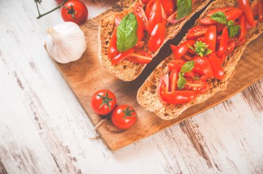 İtalyan starter, bruschetta Sicilya kırmızı taze domates ile bir