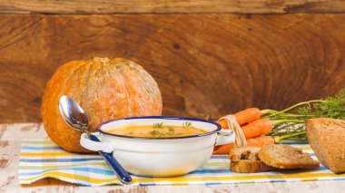 Rustik masada kırsal balkabağı çorbası