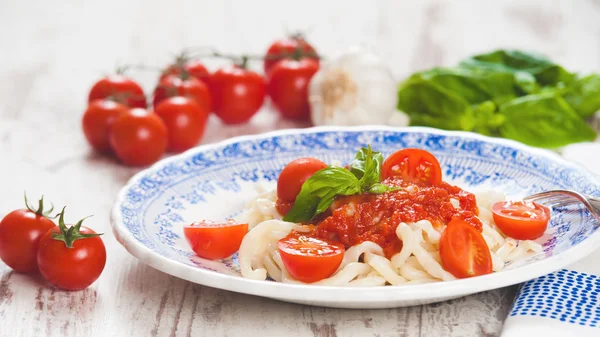 Prato saudável de espaguete italiano coberto com um saboroso tomate e — Fotografia de Stock