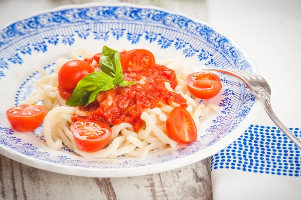 Plato saludable de espaguetis italianos cubierto con un sabroso tomate y — Foto de Stock