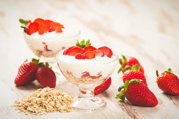 Saftige und gesunde Erdbeeren mit Frühstückszerealien zum Frühstück — Stockfoto