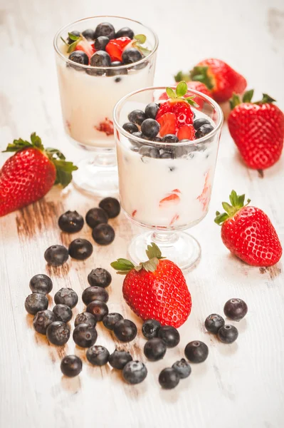 Клубника, черника и хлопья на завтрак в йогурте на воу — стоковое фото
