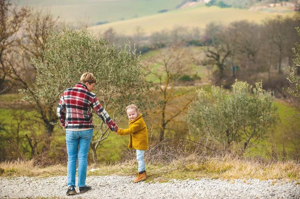 Family walk on the background of the marvelous Tuscan countrysid — Stock Photo, Image