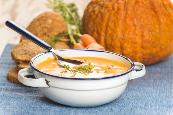 Zuppa con zucca e carota su una tovaglia blu in un paese porcile — Foto Stock