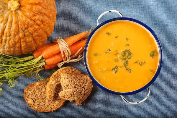 Sopa con calabaza y zanahoria en un mantel azul en la pocilga — Foto de Stock