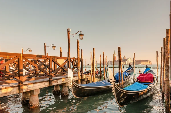 Gondolas docked to the poles on the Grand Canal in Venice. — Stock Photo, Image