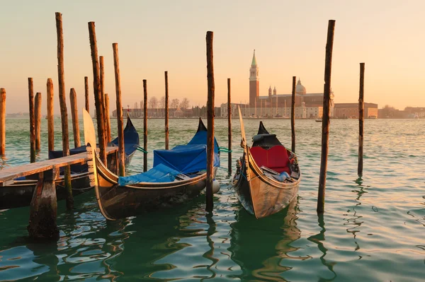 吊船停靠到极点在威尼斯大运河上. — 图库照片