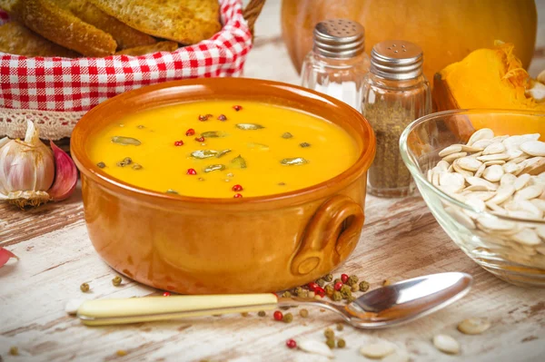 Homemade pumpkin soup in a clay bowl on rustic white table — Stock Image Homemade pumpkin soup in a clay bowl on rustic white table Stock Picture
