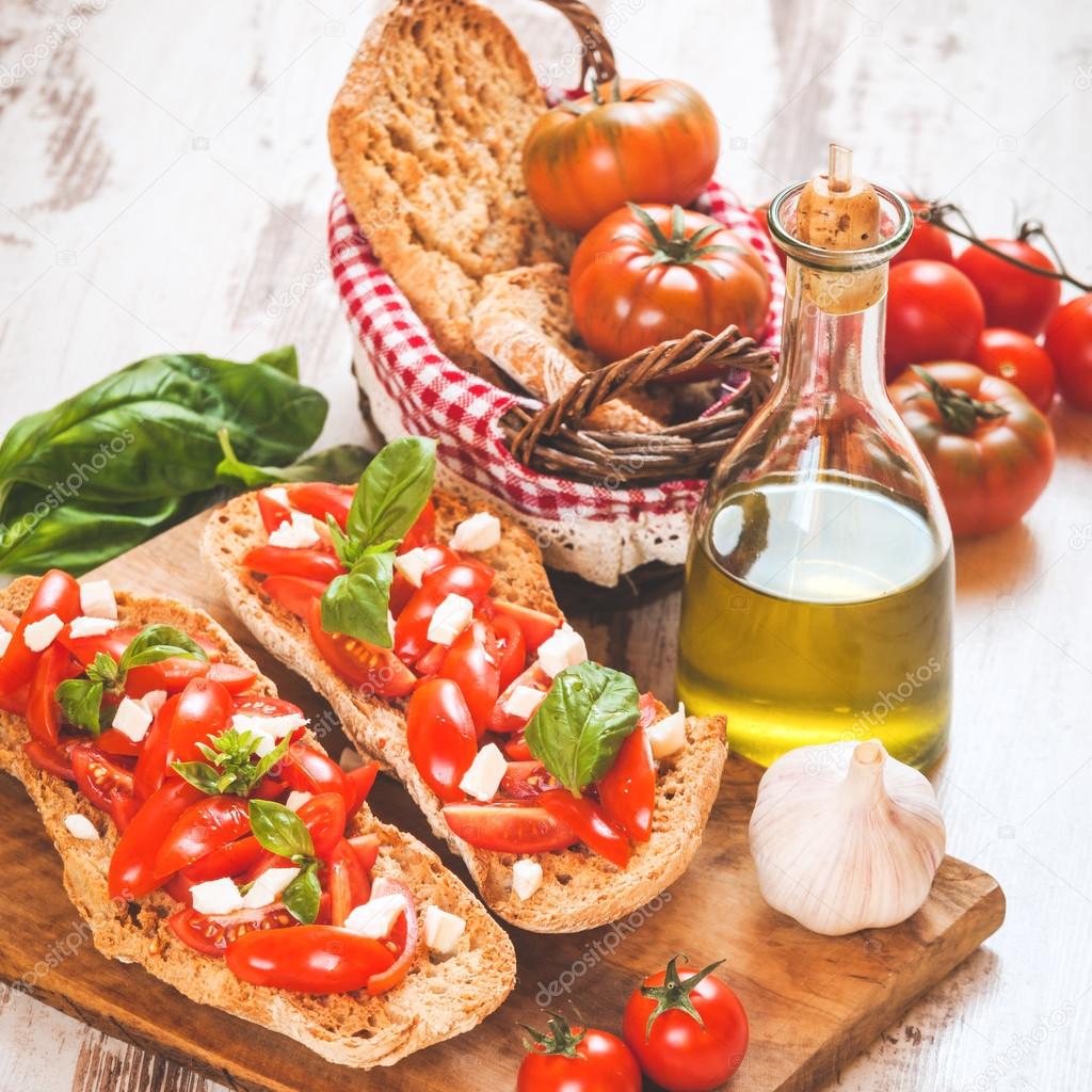 Antipasto italiano, bruschetta con pomodoro fresco rosso siciliano e m
