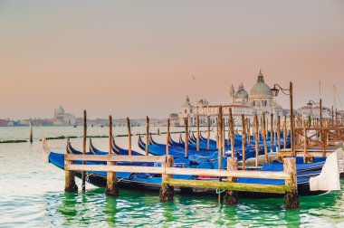 Venedik gondol Güneşlerin romantik bir ışıkta büyük Kanal üzerinde
