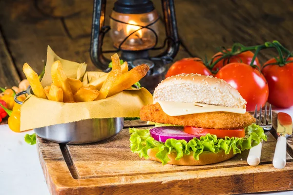 Country stylu pokrm na dřevěný stůl s kuřecí burger a f — Stock fotografie