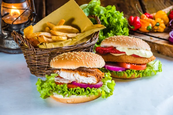 Šťavnaté a chutné rybí burger s smažené brambory — Stock fotografie