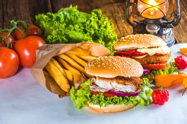Kızarmış Balık hamburger ve patates kızartması, kandil ışığında ile çanak