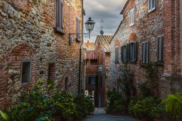 Ulicy i rogach średniowiecznego, toskańskiego miasta, Lucignano (Arezzo) i — Zdjęcie stockowe