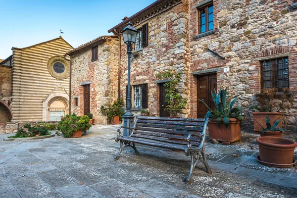 Ulice a rohy, středověkého města toskánské, Lucignano (Arezzo) jsem — Stock fotografie