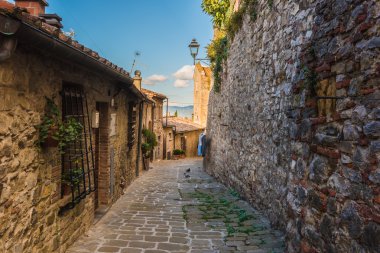 Sokak ve köşeleri Lucignano (Arezzo) Ortaçağ Tuscan şehrin ben