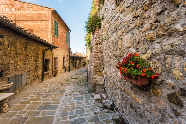 Street and corners of medieval Tuscan town, Lucignano (Arezzo) i — Stock Photo, Image