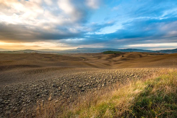 Campos cultivados en otoño con clima tormentoso — Foto de Stock