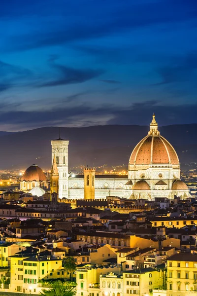 Luz de la noche sobre la hermosa Florencia, Italia — Foto de Stock