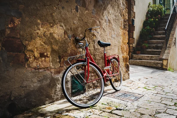 Herrenloses Fahrrad auf der italienischen Straße in der alten Toskana — Stockfoto