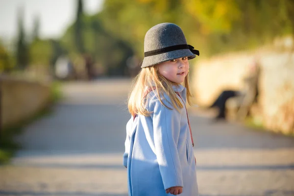 Outono passeio uma menina loira — Fotografia de Stock