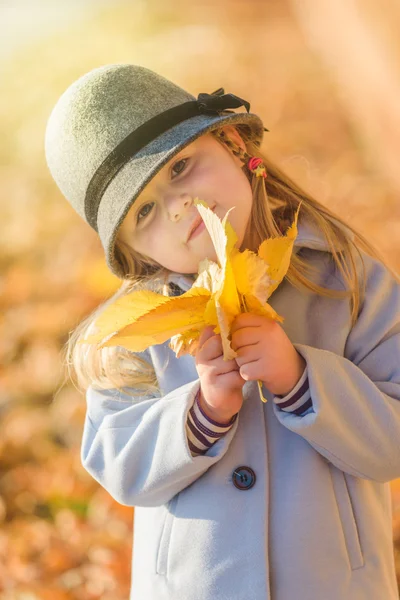 Hermosa diversión colorida de una chica joven en el día soleado de otoño — Foto de Stock