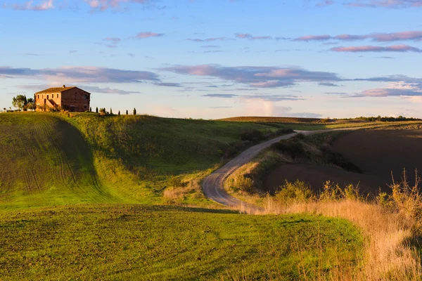 Bellissimo paesaggio primaverile con agriturismo tra i campi — Foto Stock