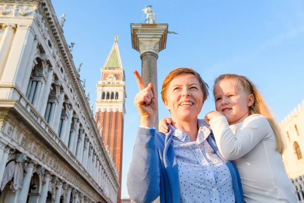De mooie blonde, moeder en dochter in Venetië — Stockfoto