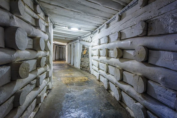 Túneles en la mina subterránea de sal de Wieliczka, Polonia — Foto de Stock
