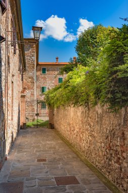 Güzel bir küçük İtalyan şehir Avrupa'nın sokaklarında