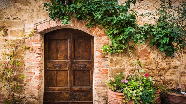 Antigua puerta retro en las ciudades italianas —  Fotos de Stock