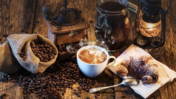 Rural Italian breakfast of coffee and croissant on a wooden tabl — Stock Photo, Image