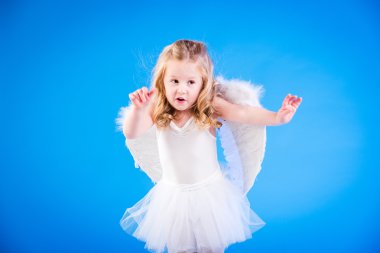 Mavi bir arka plan üzerinde cennet melek