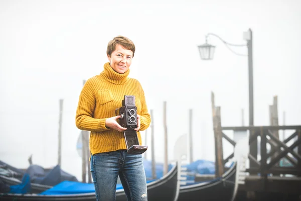 Beautiful young woman photographing gondolas in Venice, Italy — Stock Photo, Image