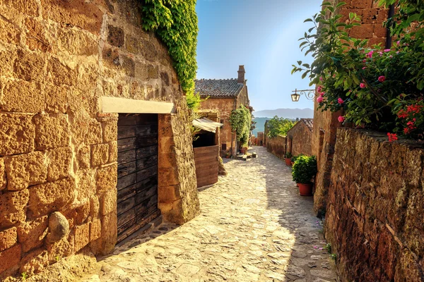 Sunny narrows on a summer day in an old Italian town — Stock Photo, Image