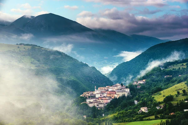 Haddeleme kırsal üzerinde gündoğumu yakınındaki PRECI Valnerina, Umbr — Stok fotoğraf