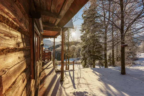 Красивий гірський котедж з дерев'яних колод — стокове фото