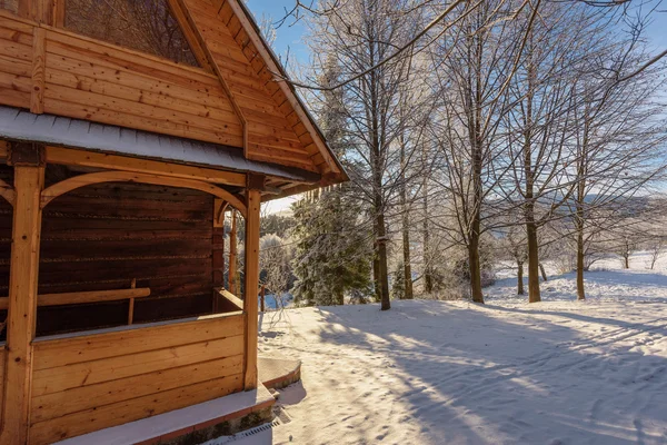 Krásná horská chata dřevěné kulatiny — Stock fotografie