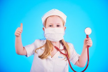 sevimli kız bir stetoskop ile bir doktor gibi giyinmiş bir pa incelenmesi