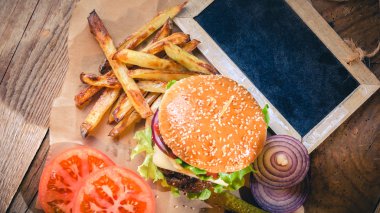 Sulu ve kokulu hamburger vintage tabl üzerinde ev yapımı patates kızartması ile