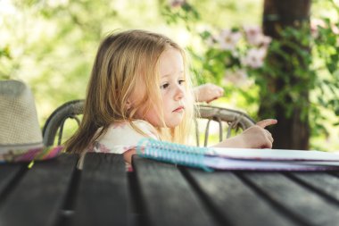 Güzel sarışın kız bahçede güneşli yaz gün