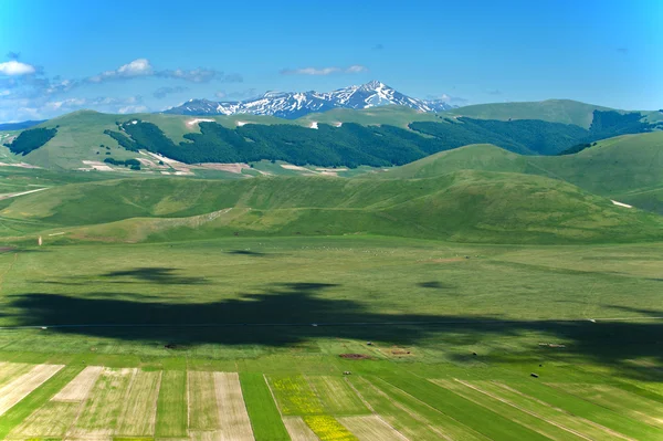 Primavera da montanha na Itália paisagem, Úmbria . — Fotografia de Stock